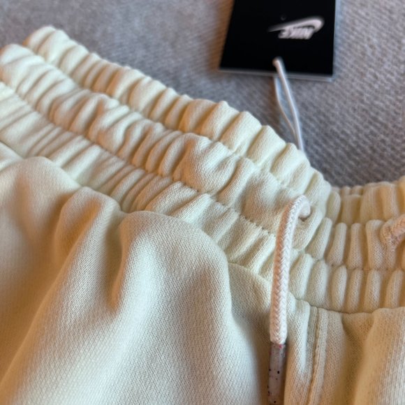 NEW Nike mid rise fleece shorts in cream, size xs - Picture 3 of 4
